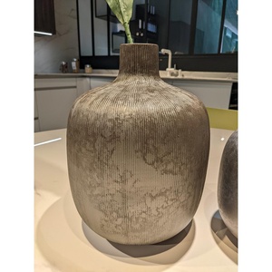 [Q105/5R] Vase en céramique strié gris anthracite